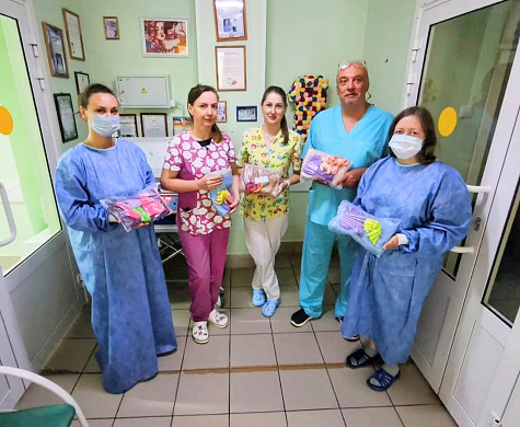 Клуб «28 петель» связал носочки и шапочки для «торопыжек» из первого роддома